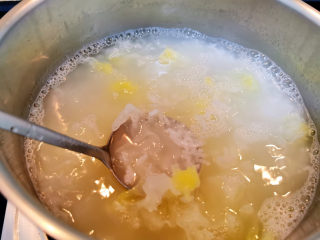 紫薯银耳粥,银耳拆成小朵，放进大米粥里煮