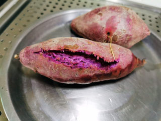 紫薯银耳粥,蒸好的紫薯会自动爆开
