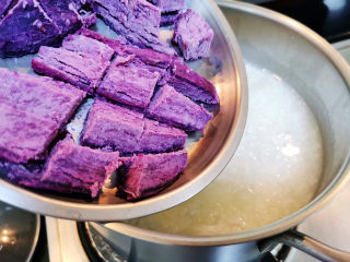紫薯银耳粥,大米银耳粥煮至浓稠，就可以加进紫薯