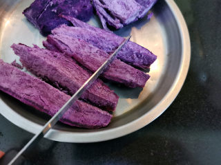 紫薯银耳粥,蒸好的紫薯去皮切块