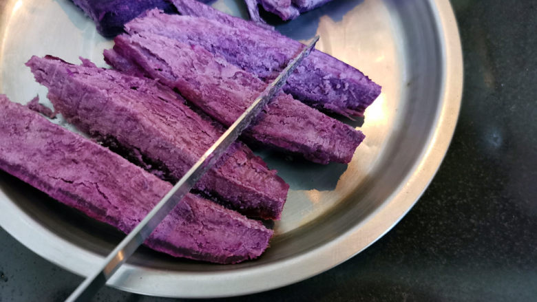 紫薯银耳粥,蒸好的紫薯去皮切块