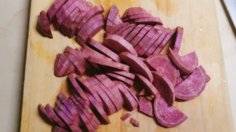 紫薯小馒头,切片。
