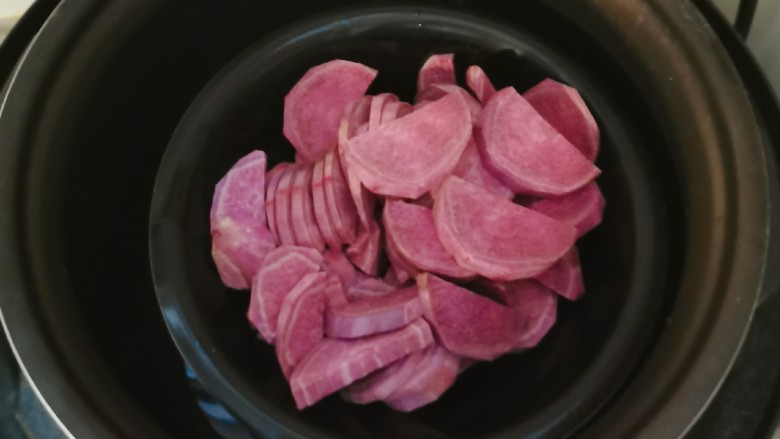 紫薯小馒头,放入压力锅隔水蒸熟。