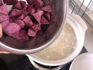 紫薯银耳粥,半小时后，加入紫薯