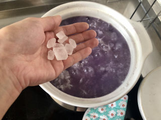 紫薯银耳粥,根据个人喜欢的甜度，加入适量冰糖，搅拌融化