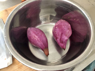 紫薯银耳粥,紫薯削皮清洗