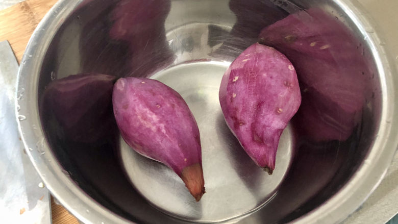 紫薯银耳粥,紫薯削皮清洗