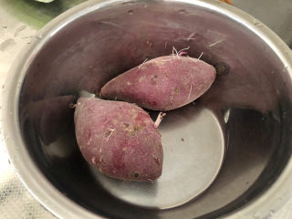 紫薯银耳粥,煮粥时准备紫薯，我用了两个小的