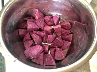 紫薯银耳粥,紫薯切成小块
