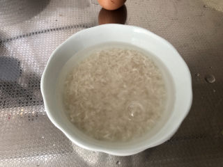 紫薯银耳粥,大米约100g，淘洗干净，加入适量水，泡发一小时