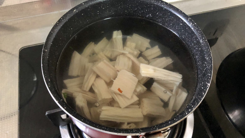 黄瓜拌腐竹,坐锅烧水，水开，下腐竹，小火煮一分钟