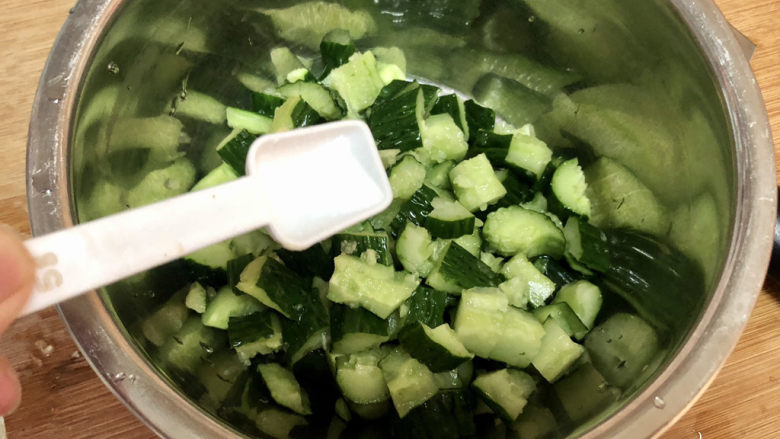 黄瓜拌腐竹,加少许食盐，拌匀腌制十分钟