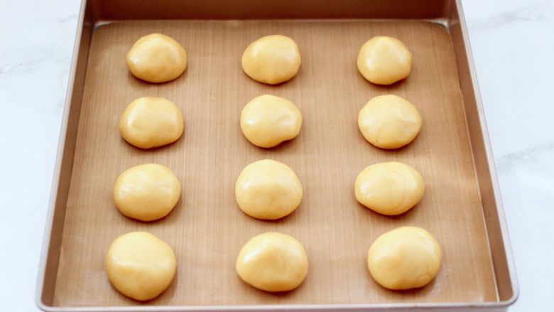 萌翻的KITTY五仁月饼,静置好的面团，平均分成每个25克的剂子。