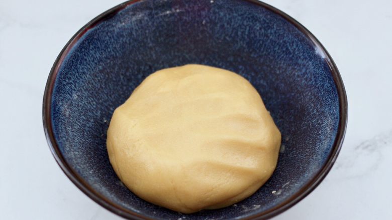 萌翻的KITTY五仁月饼,混合搅拌均匀，用手和成面团，静置1小时。