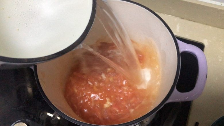 金针菇豆腐汤,加开水烧开
