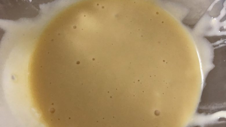 “爱心”舒芙蕾松饼,Z字的搅拌方式让面粉和蛋黄充分融合，没有小颗粒的状态即可。