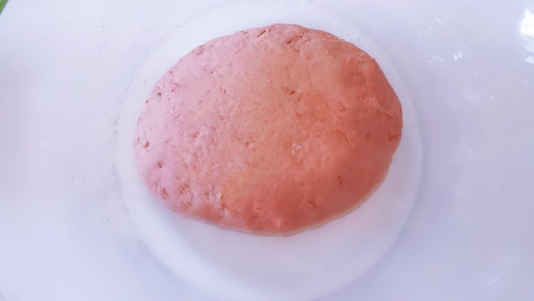 紫薯小馒头,和成软硬适中的面团，静置发酵。
