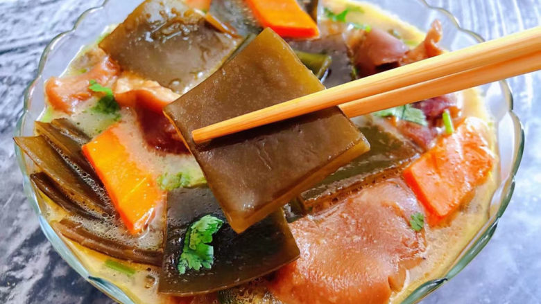 海带猪蹄汤,海带的营养超级丰富吃起来软糯鲜嫩