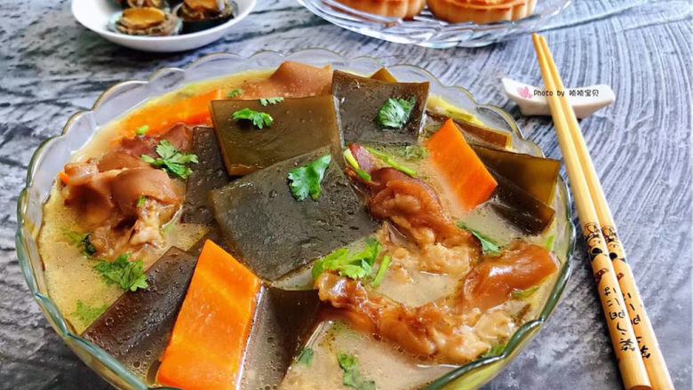 海带猪蹄汤,搭配鲍鱼和月饼🥮一起吃超级美味