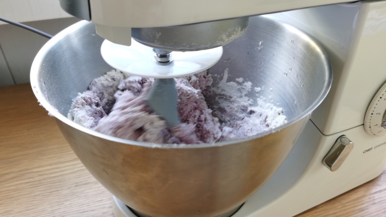 紫薯小馒头～,用厨师机或手揉成光滑的面团。