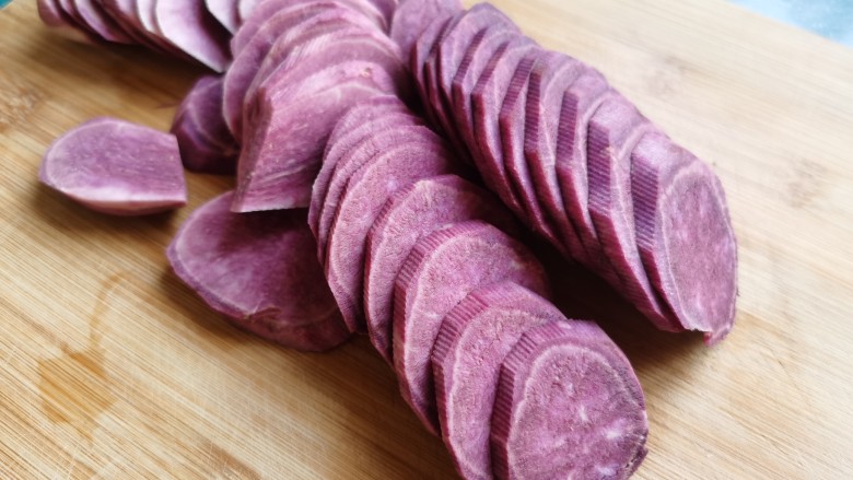 紫薯小馒头～,切成薄片，放入蒸锅蒸熟。