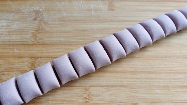 紫薯小馒头～,要是觉得做圆形的小馒头费事，可以直接搓成长条，用刀切成长方形的小馒头。