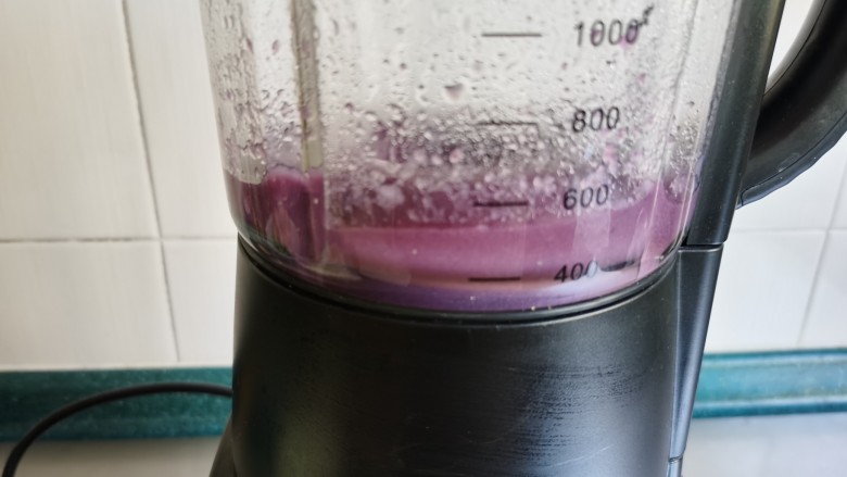 紫薯小馒头～,蒸熟的紫薯加入少许水，打成紫薯泥。