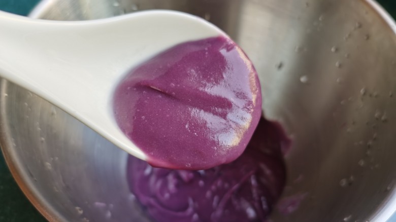 紫薯小馒头～,颜色漂亮的紫薯泥。