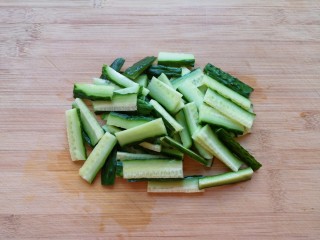黄瓜拌腐竹,黄瓜切成片。