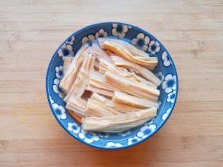 黄瓜拌腐竹,捞出过凉水。