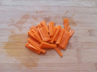 黄瓜拌腐竹,胡萝卜切成片。