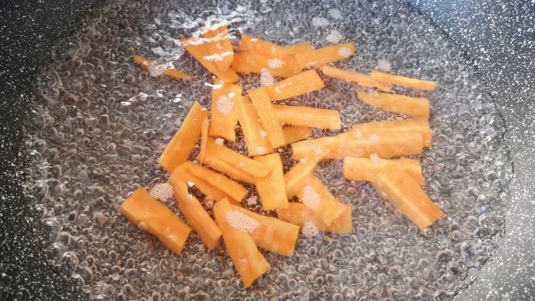 黄瓜拌腐竹,锅里放水烧开，下入胡萝卜。