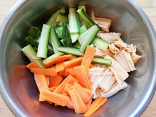 黄瓜拌腐竹,将腐竹、黄瓜和胡萝卜一起放入盆里。