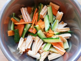 黄瓜拌腐竹,搅拌均匀。