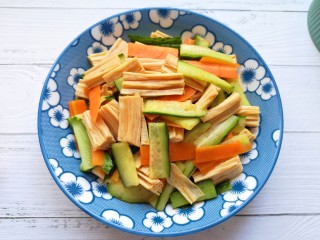黄瓜拌腐竹,装盘。