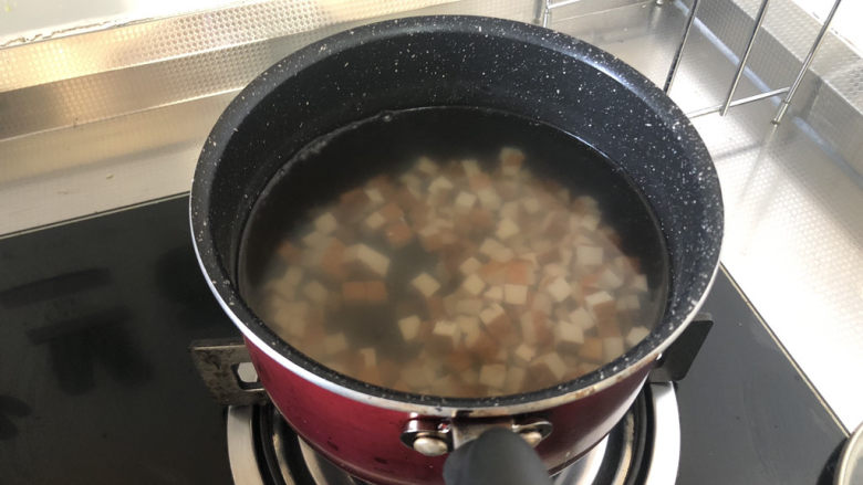 毛豆炒香干,坐锅烧水，水开下香干