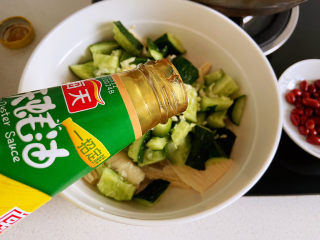 黄瓜拌腐竹,加入一点蚝油提鲜。
