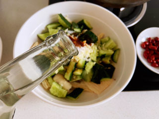 黄瓜拌腐竹,醋不用加太多，加一点口感会比较脆爽。