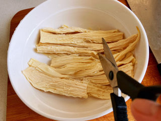 黄瓜拌腐竹,泡好的腐竹剪成合适的小段。