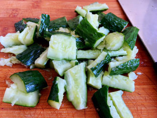 黄瓜拌腐竹,再用刀切成段。