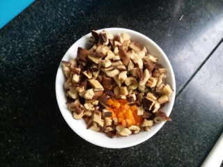 电饭煲腊肠饭,将香菇和胡萝卜切丁