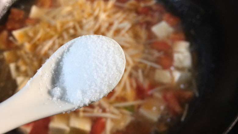 金针菇豆腐汤,加盐