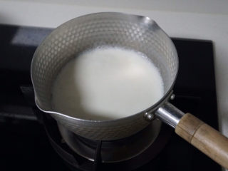 儿时的回忆～毛毛虫🐛面包（附奶黄馅做法）,将纯牛奶加热到冒泡。