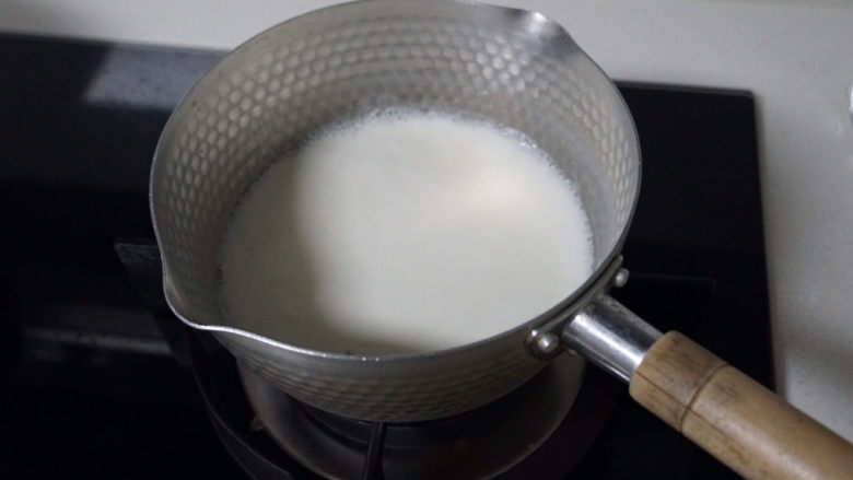儿时的回忆～毛毛虫🐛面包（附奶黄馅做法）,将纯牛奶加热到冒泡。