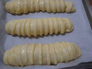 儿时的回忆～毛毛虫🐛面包（附奶黄馅做法）,发酵完成后在表面刷鸡蛋液，也可以撒些椰蓉。