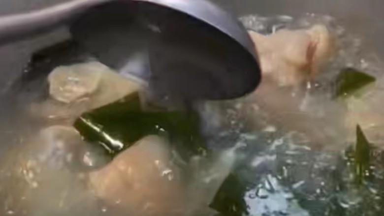 海带猪蹄汤,煮到猪蹄八成熟的时候放入海带，根据自己的需要适量调味放入鸡精、味精，煮熟之后即可！