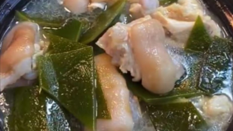 海带猪蹄汤,将炖好的猪蹄装入碗中撒上准备好的葱花即可享受美味了！