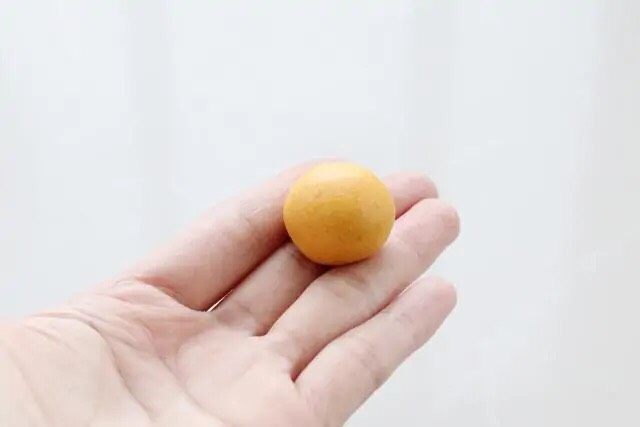南瓜小圆子,取适量面团用手来回揉成圆球状，比汤圆的个头稍微小一些。
