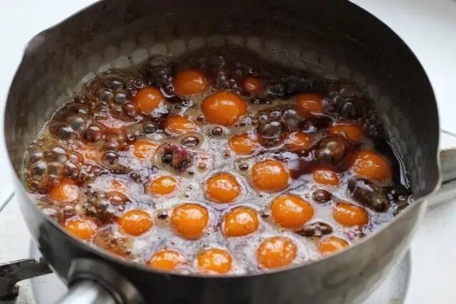 南瓜小圆子,用小火煮至红糖融化、汤汁成黏稠状态。
