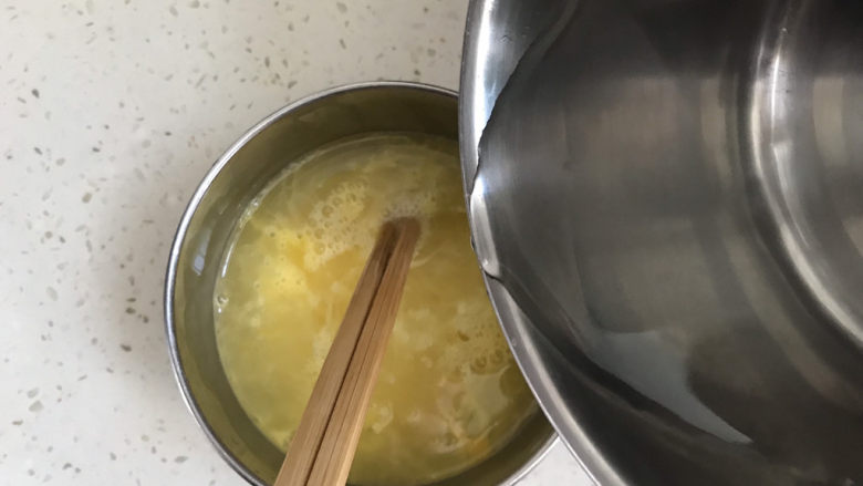 豆腐鸡蛋羹,加入适量的温开水
